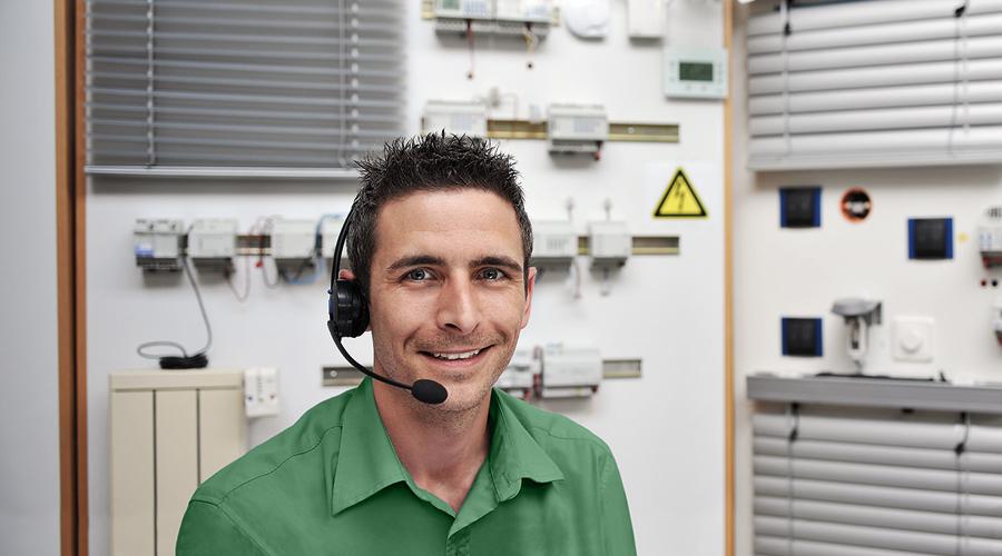 En medarbetare med ett headset