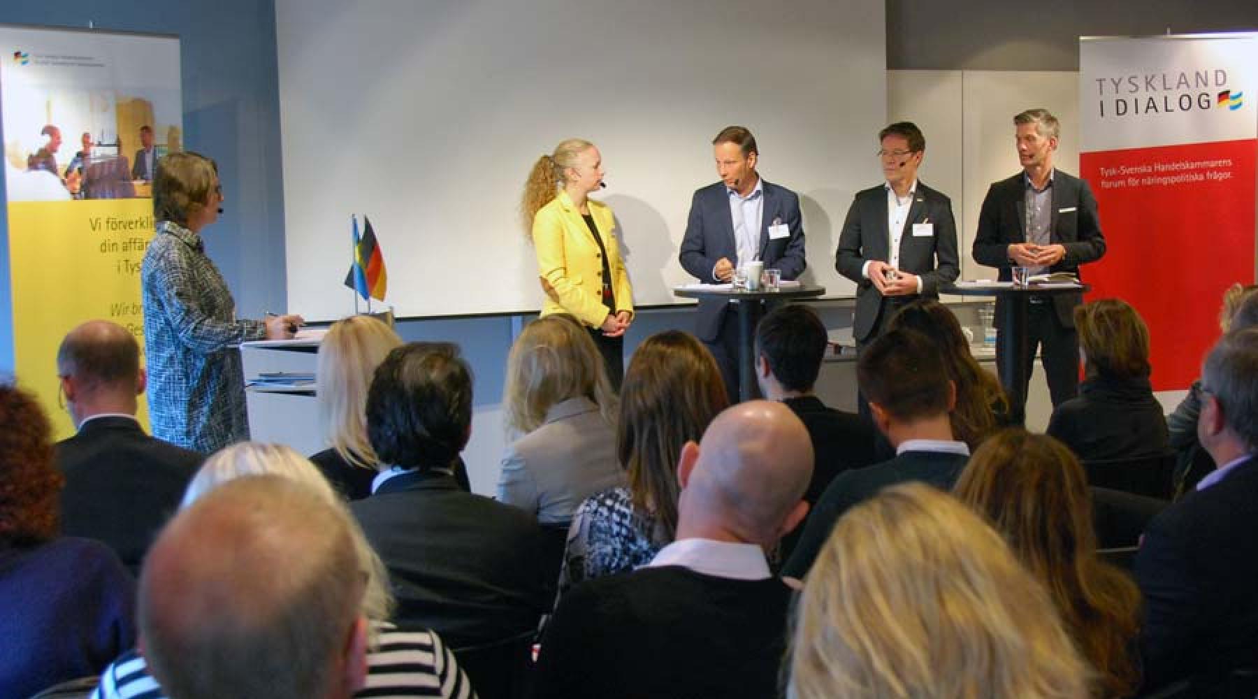 Ninni Löwgren Tischer, Christian Clemens, Karsten Keller und Jörgen Kihlgren auf dem Podium im Seminarraum der Handelskammer. Links Moderatorin Karin Bock-Häggmark.