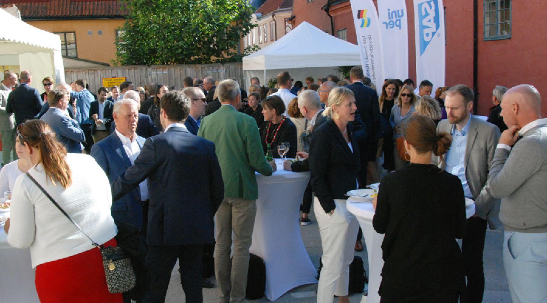 Zahlreiche Menschen im Gespräch miteinander beim Almedalen-Get-together der Handelskammer