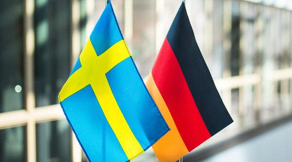En bild på svenska och tyska flaggan