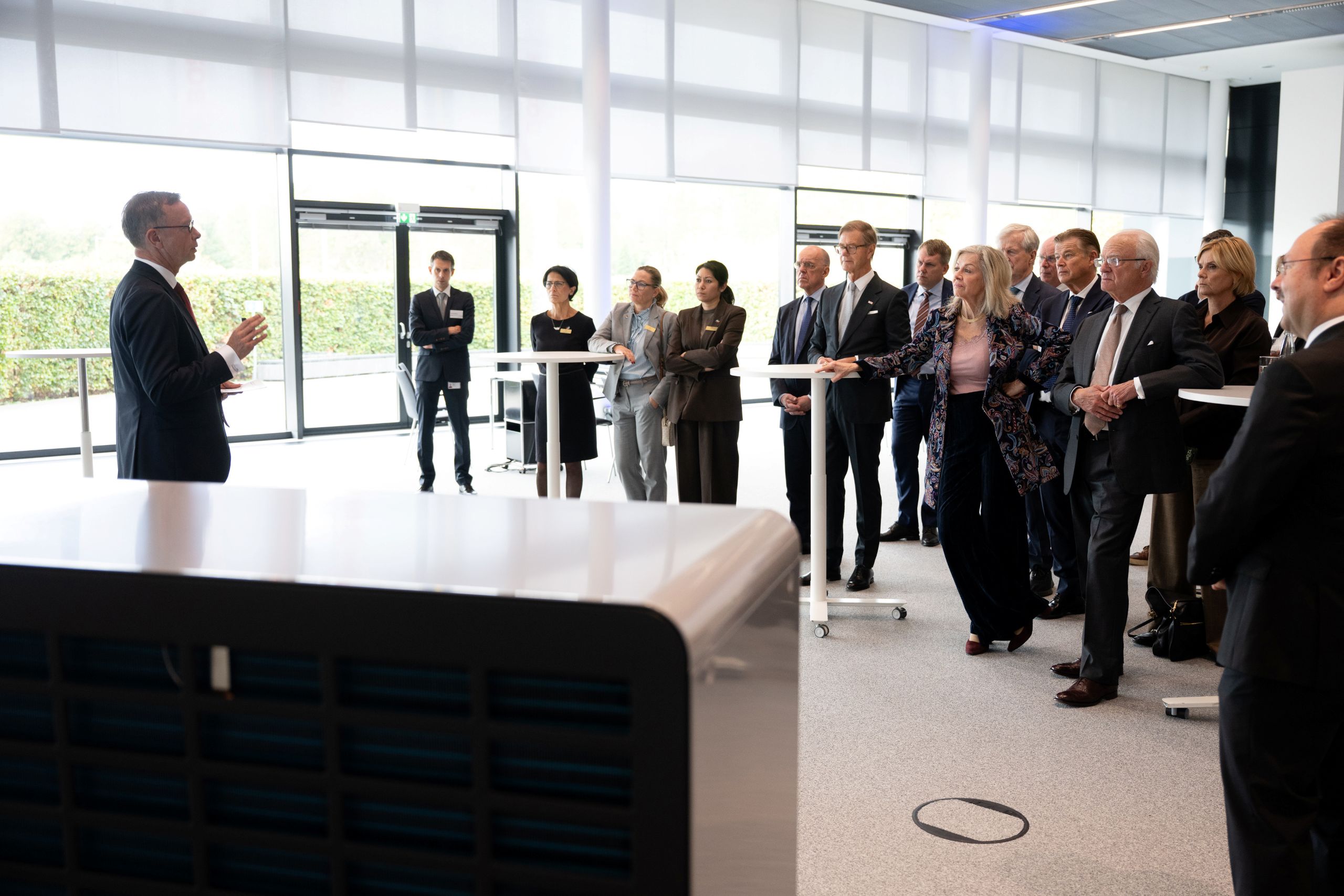 Vår ordförande Brockmann lyssnas av Kungen, på besök på Bosch.