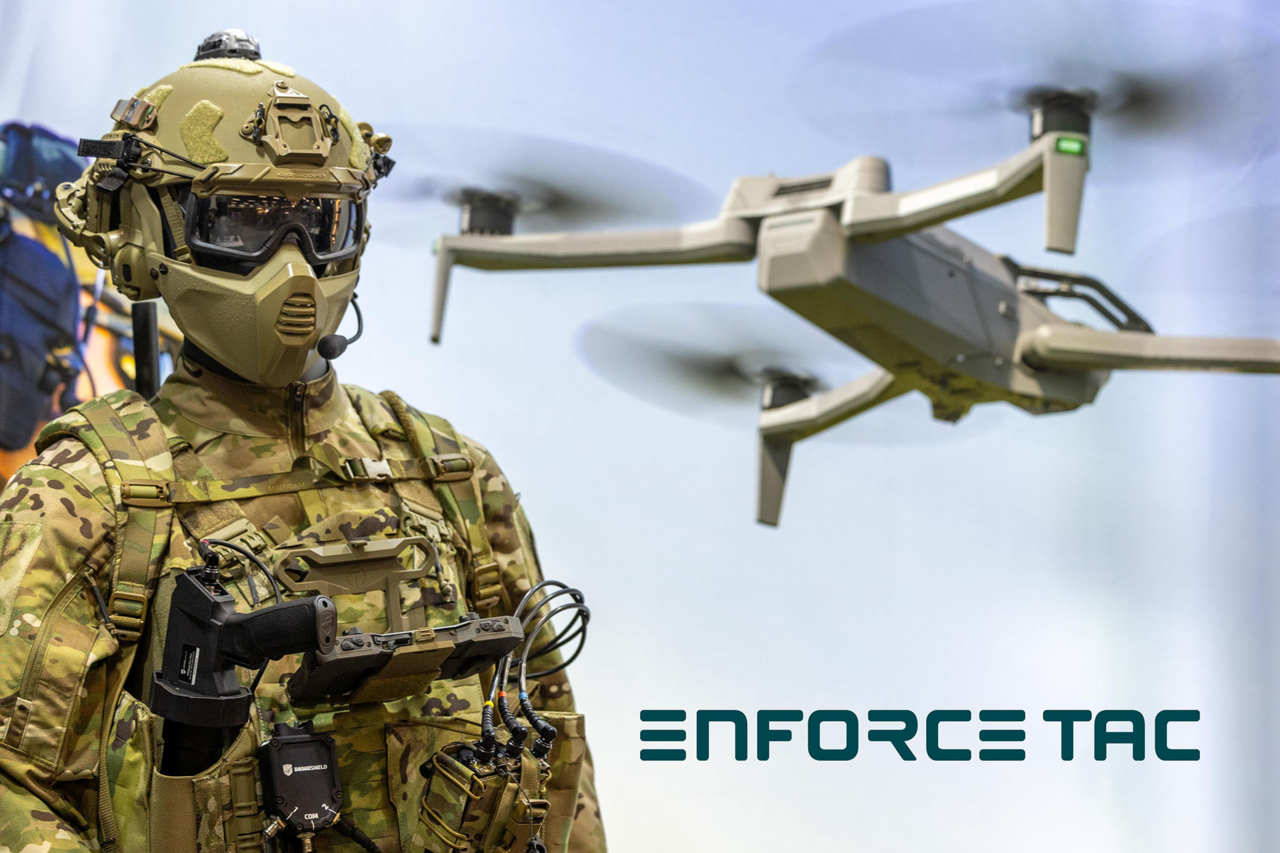 Soldatutrustning och en flygande drönare på Enforce Tac.