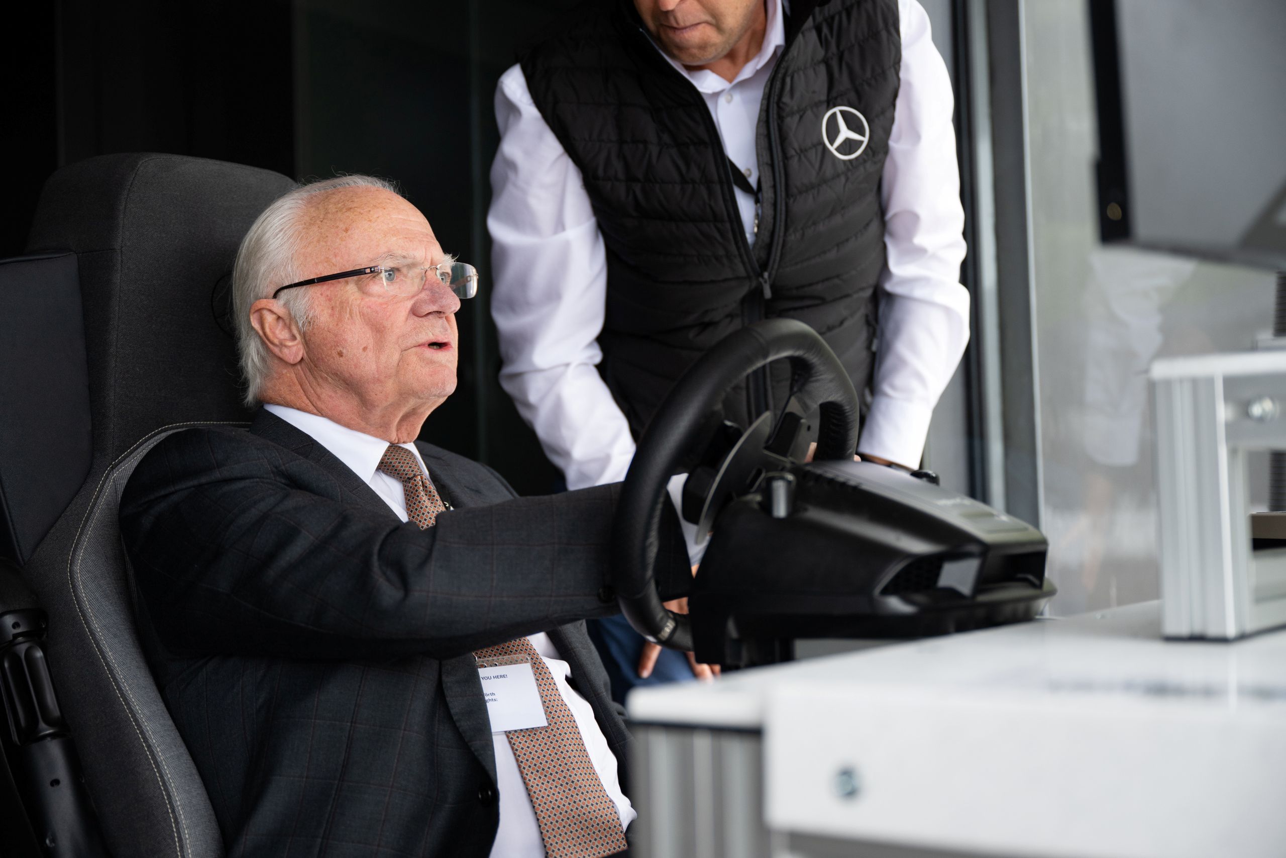 Kungen bakom hjulen på Daimler Trucks