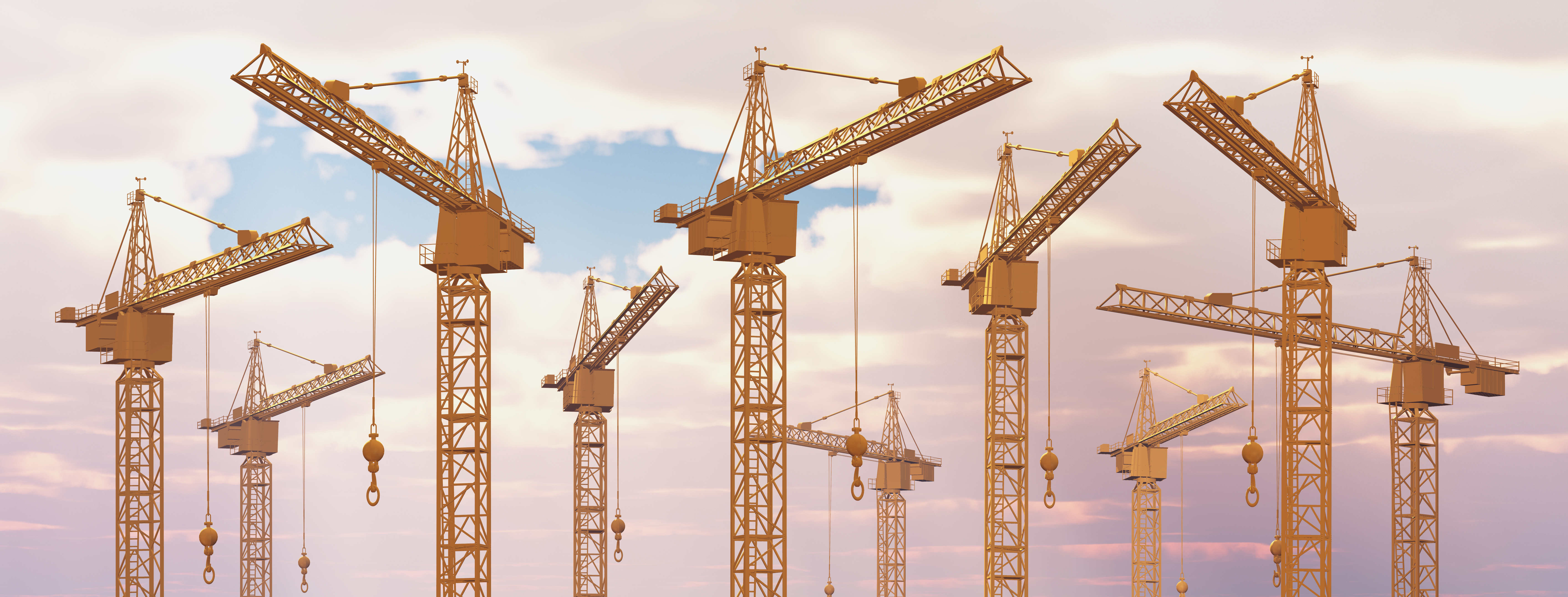Flera höga byggkranar står samlade mot en himmel med mjuka moln i pastellfärger. Kranarna är av liknande modell, med långa horisontella bommar och kablar som hänger ned, och de är placerade tätt tillsammans som på en stor byggarbetsplats.