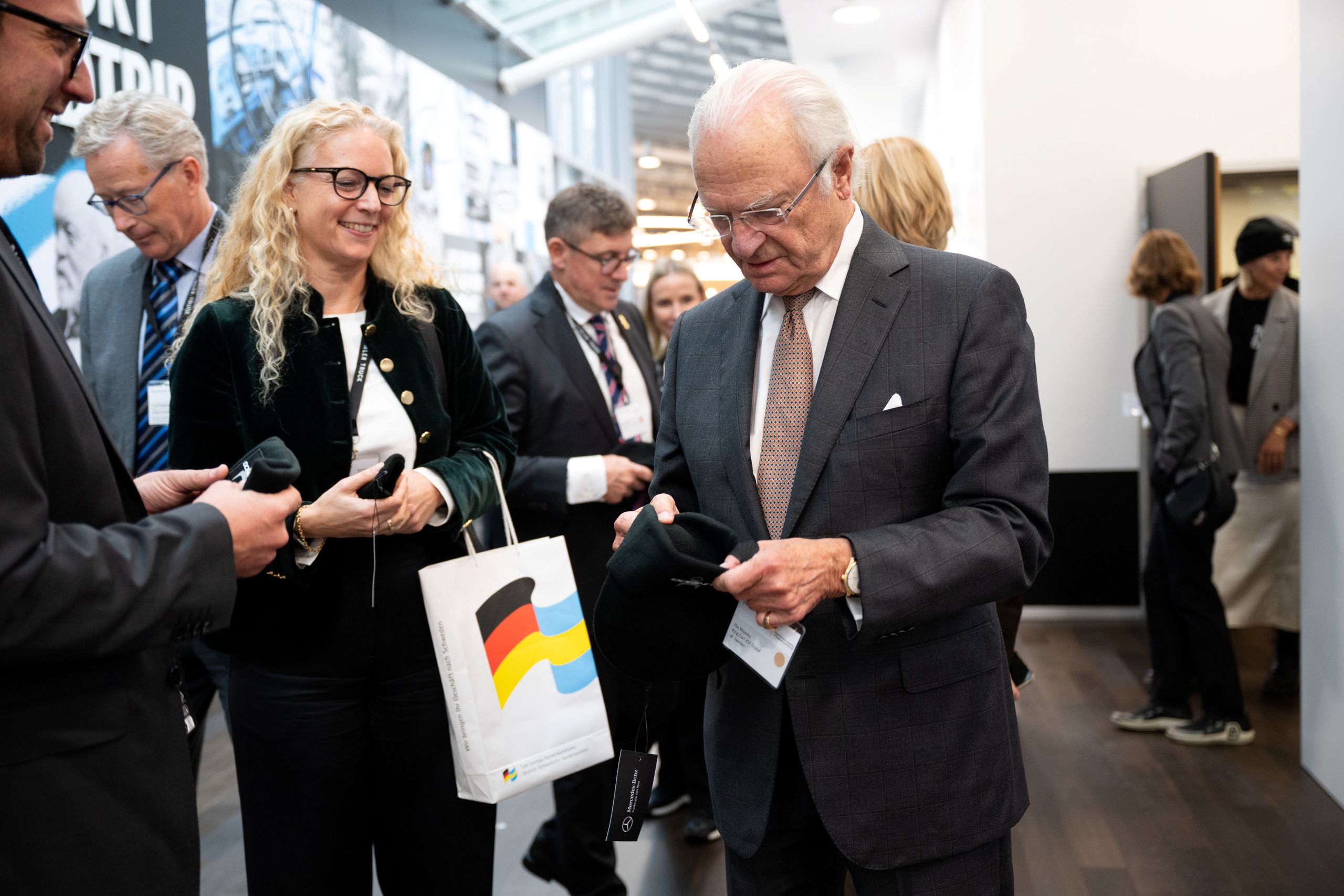 Kungen och Tysk-Svenska Handelskammarens goodiebag på Daimler Trucks