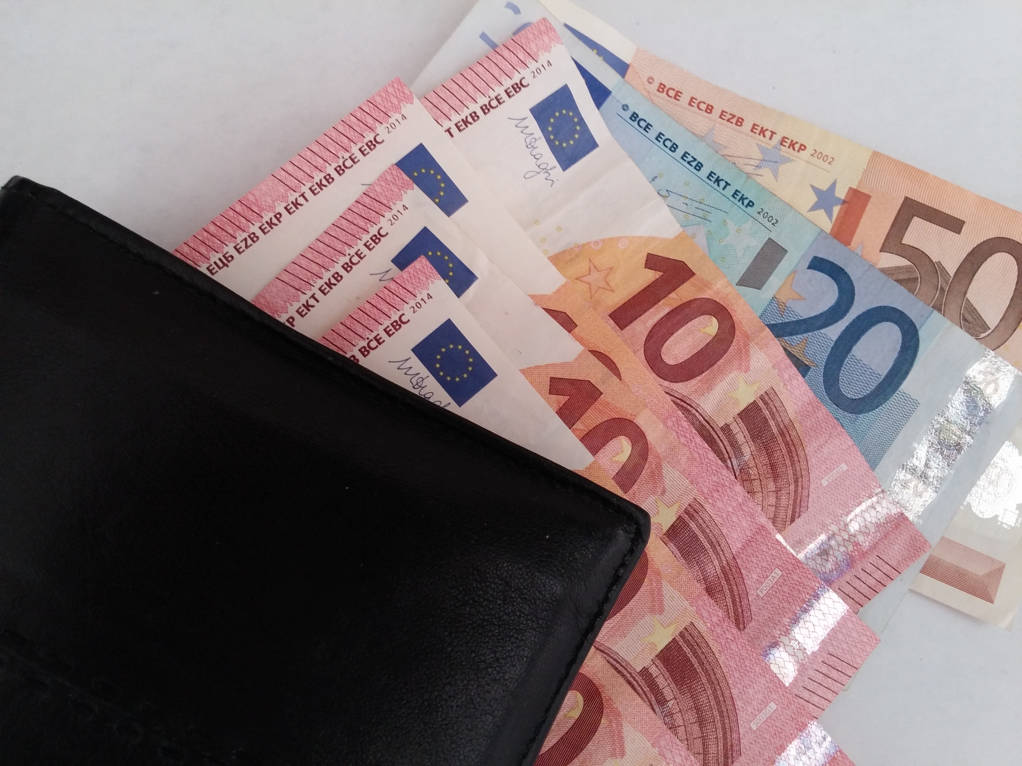 Geldbörse mit sichtbaren Euro-Banknoten.
