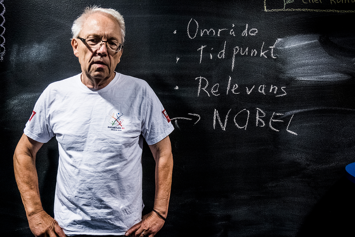 man som skriver på tavla