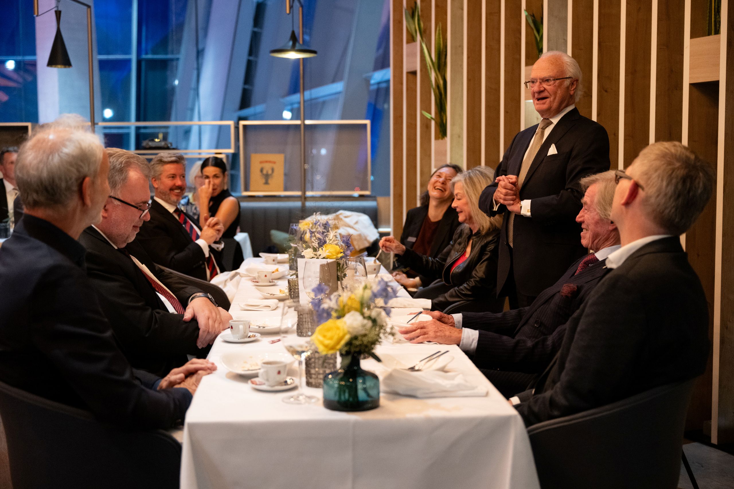 Kungen pratar på middag på BMW