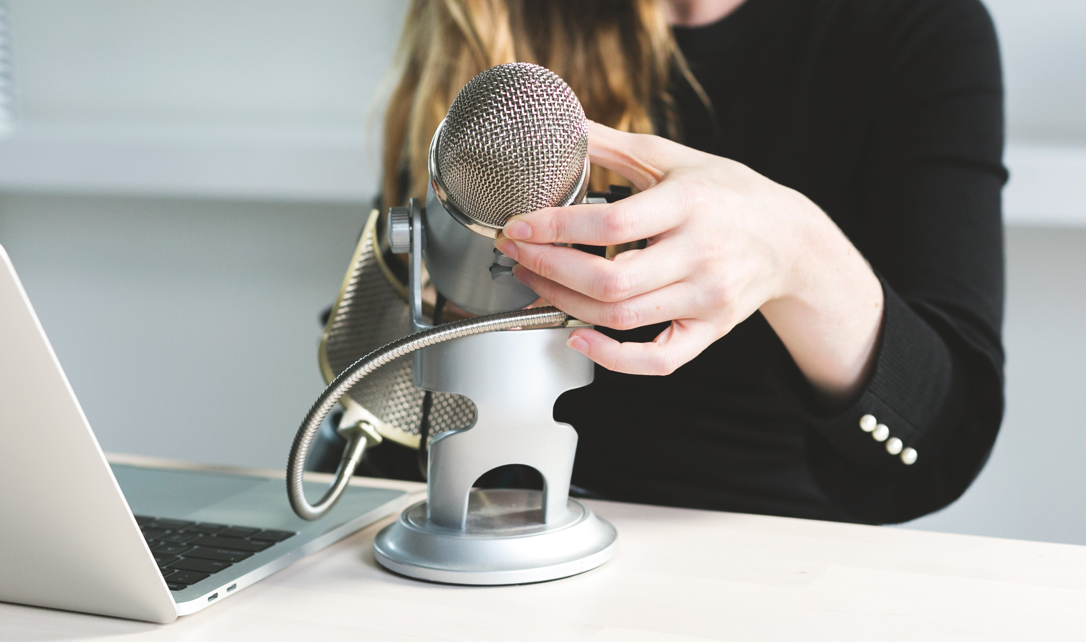 kvinna förbereder mikrofonen inför inspelning