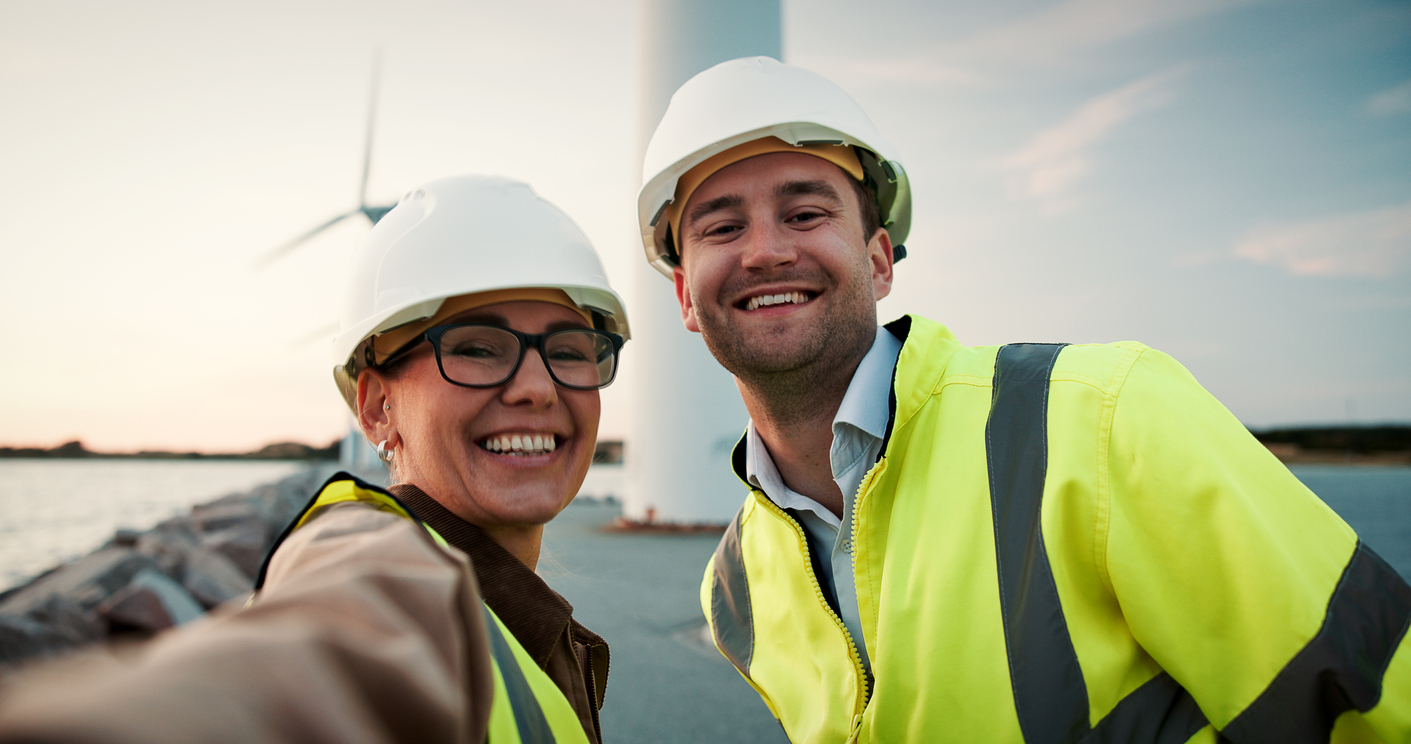 ingenjör eller människor utomhus vid ett vindkraftverk