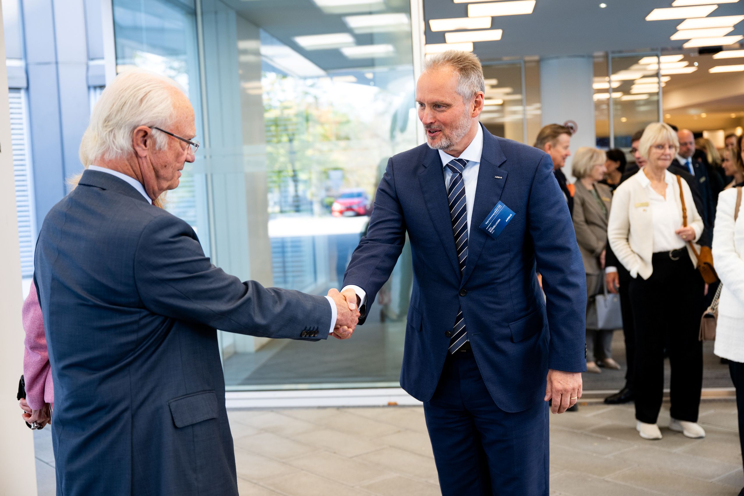 Michael Schoellhorn, CEO Airbus Defence And Space, Hälsar På Kungen
