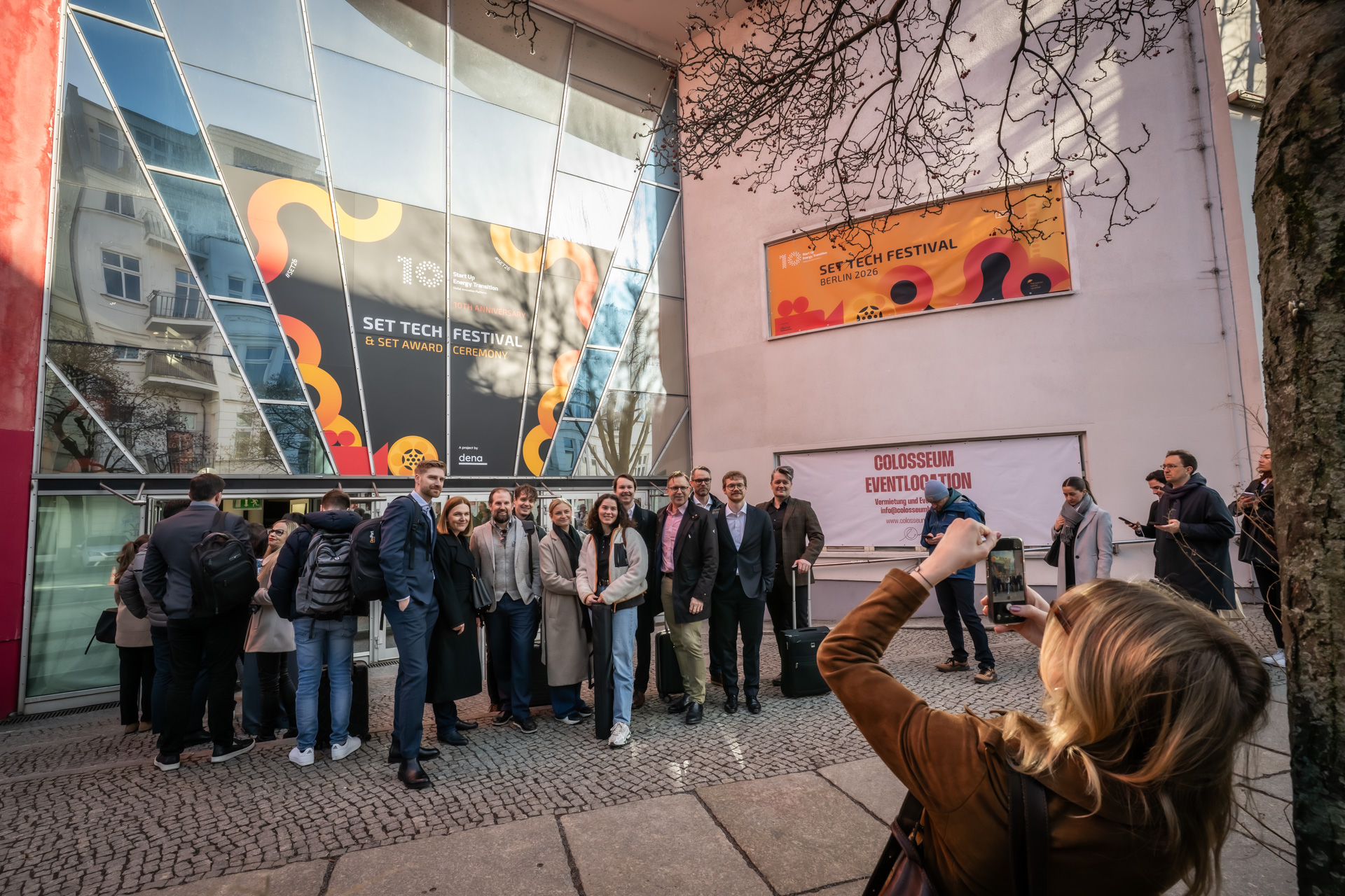 En gruppbild tas på de deltagande företagen i SGCP 2026 vid entrén till SET Tech Festival i Berlin