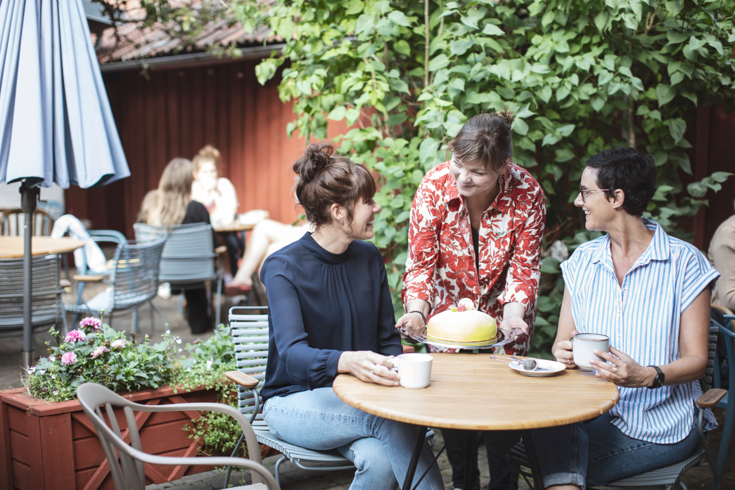 Prinsesstårta wird an einem Tisch im Freien serviert.