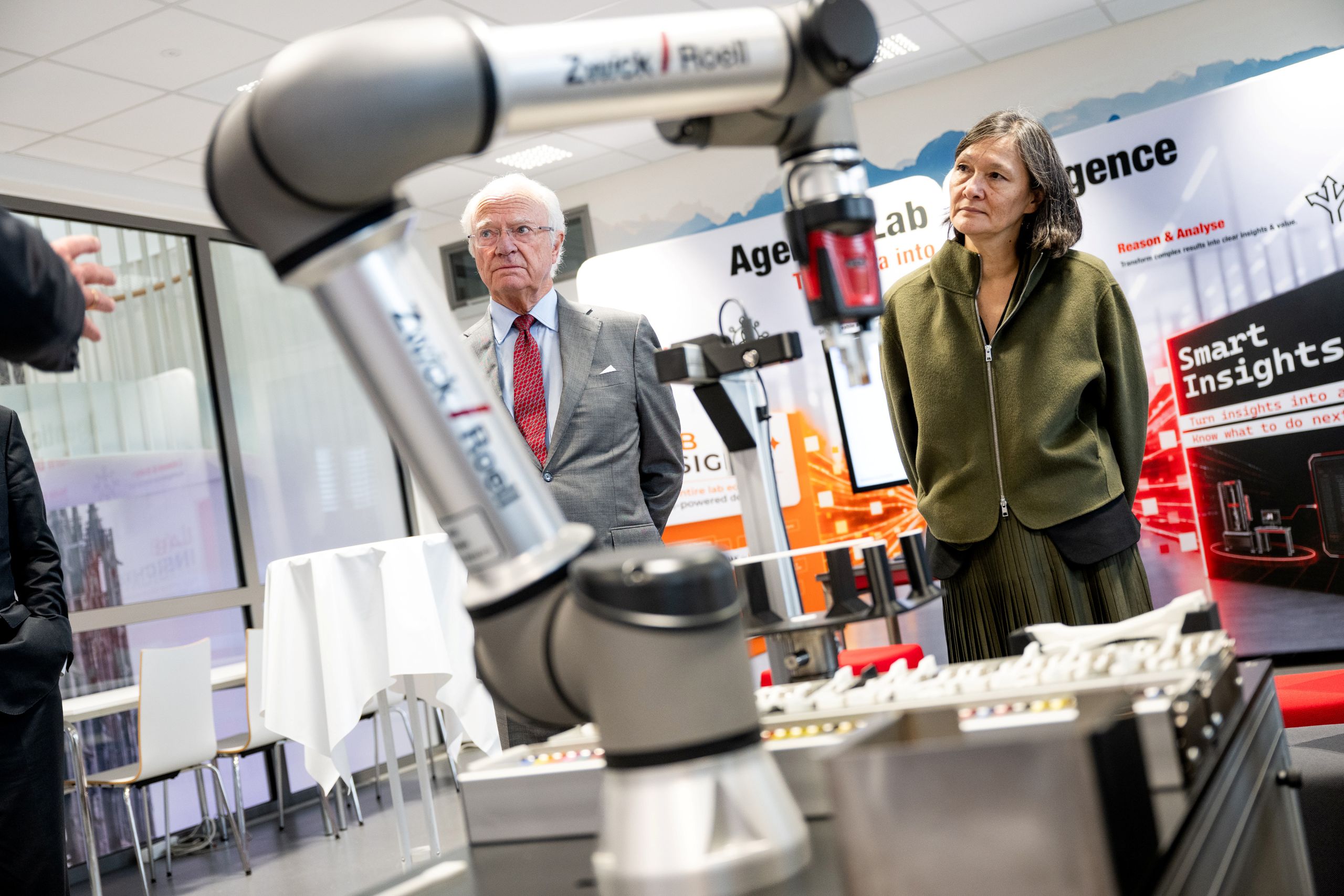 Kungen och Sylvia Schwaag Serger under besök på Zwickroell