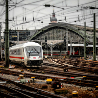 Ett tyskt tåg på väg bort från en stor järnvägsstation som syns i bakgrunden