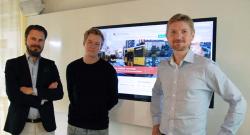 Thomas Alsén, Marcus Tisäter och Stefan Hamilton från Happiness står framför en tv-skärm som visar Tysk-Svenska Handelskammarens nya webbplats.