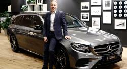 Kent Jonsson steht vor einer E-Klasse von Mercedes-Benz