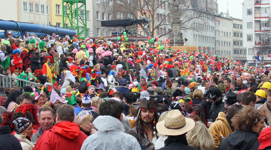 En folkmassa på karnevalen i Köln