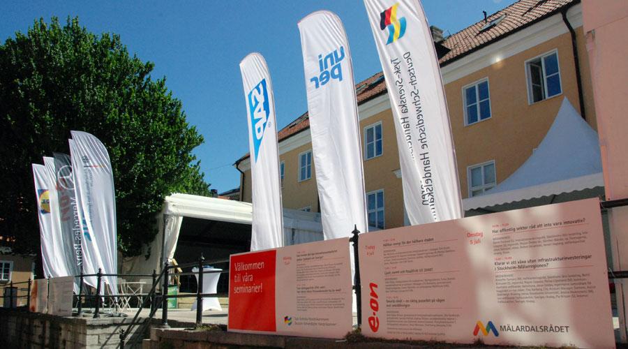 Beach-Fahnen vor dem Zelt der Deutsch-Schwedischen Handelskammer