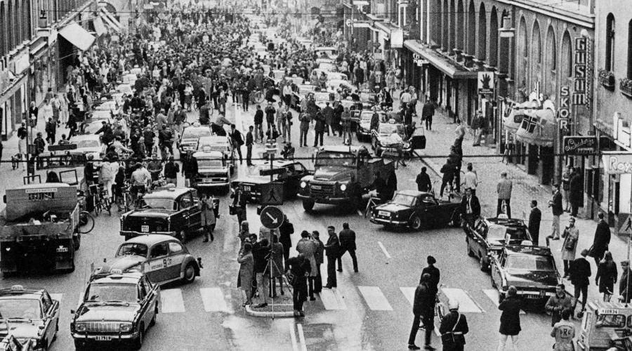 Menschen und Autos wechseln auf der Stockholmer Kungsgatan die Seite.