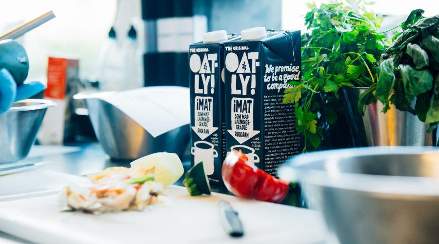 Oatlys iMAT står på en köksbänk bland olika ingredienser och köksredskap