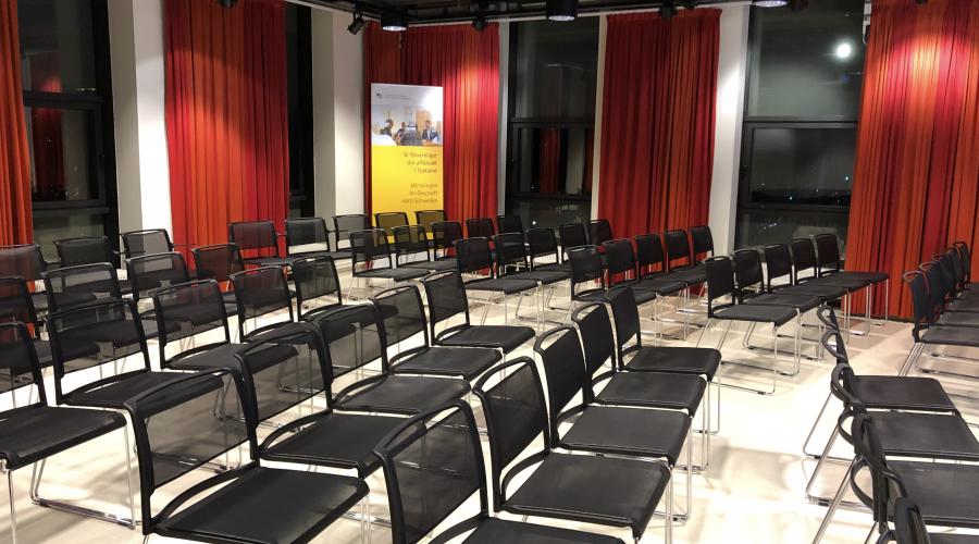 Stolar på rad i biosittning står uppställda i Tysk-Svenska Handelskammarens seminarierum i Stockholm.