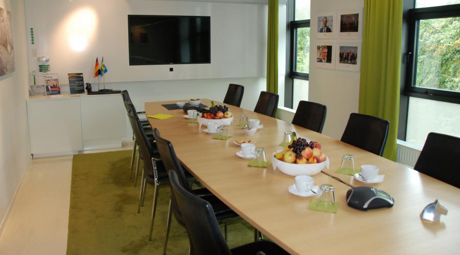 Tolv stolar står runt ett konferensbord i Tysk-Svenska Handelskammarens styrelserum i Stockholm.
