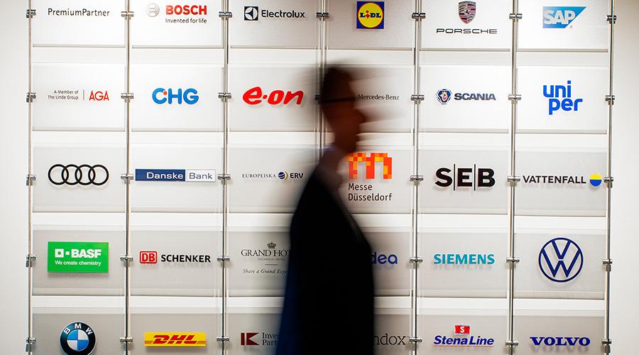 En vägg med Tysk-Svenska Handelskammarens PremiumPartner och en skugga
