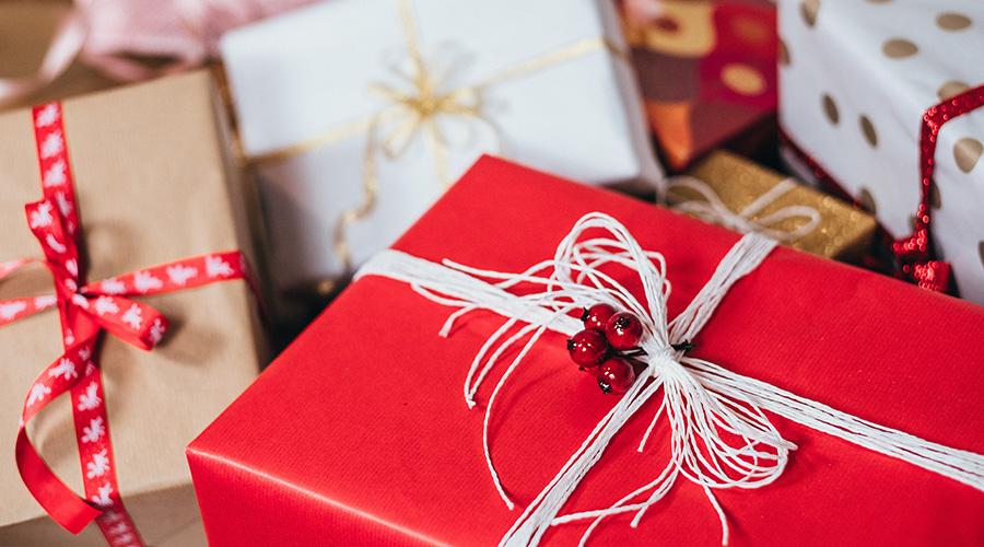 Fünf Weihnachtsgeschenke mit roten, braunen und weißen Verpackungen