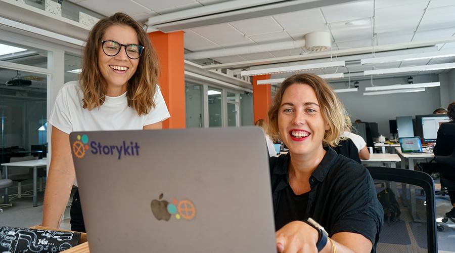 Bilden visar två kvinnor som arbetar framför en dator.