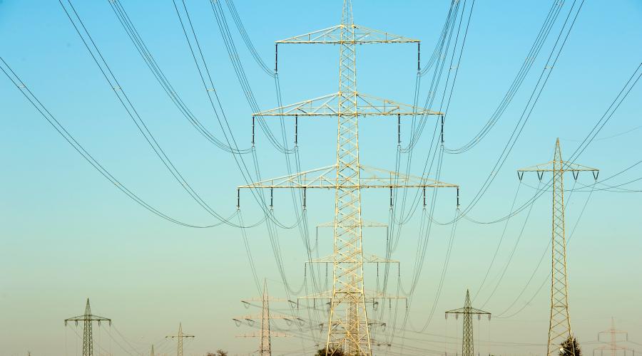 Elektrisk ledning frmaför en blå himmel