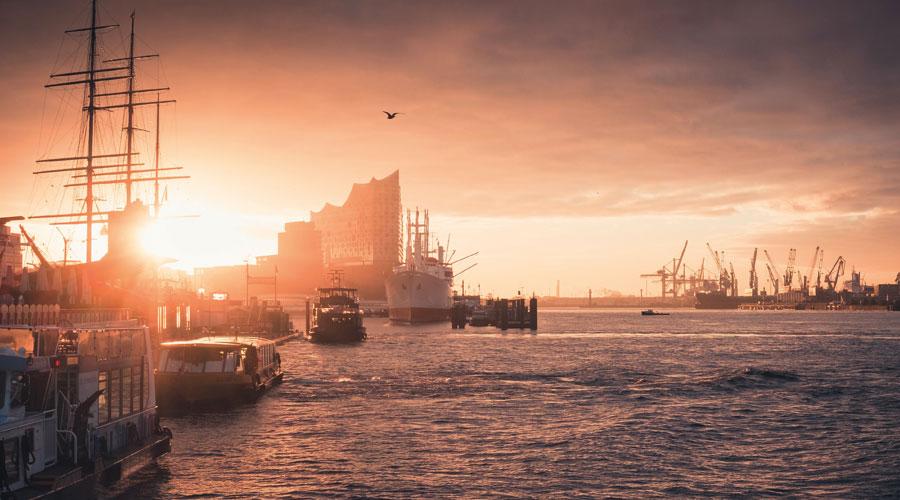 Bild: Patrick Rosenkranz / Unsplash Hamburgs hamn på kvällen