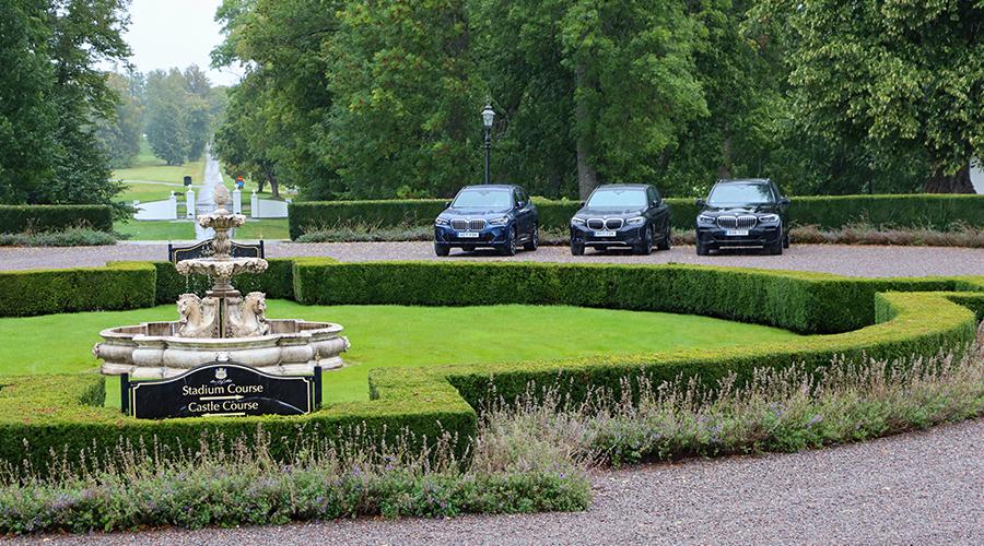 Tre BWW-bilar parkerade utanför slottet Bro hof