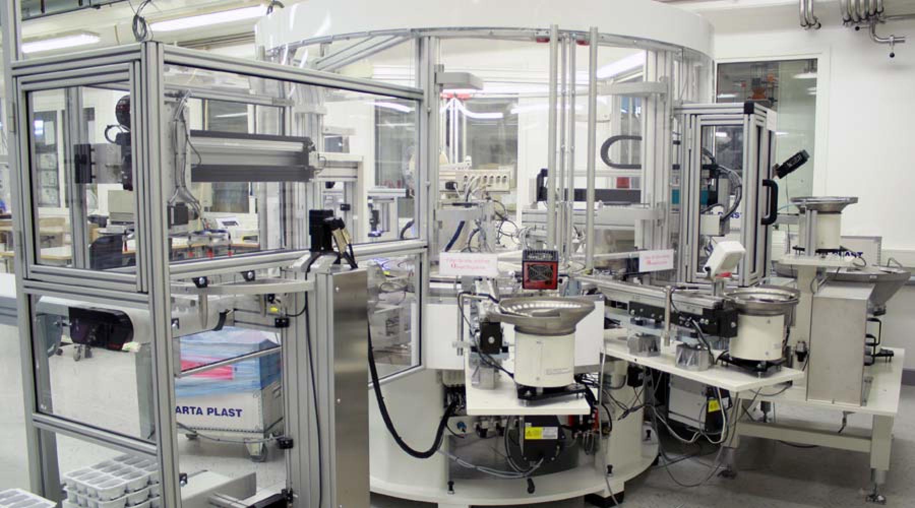 En maskin i en av Arta Plasts produktionsanläggningar