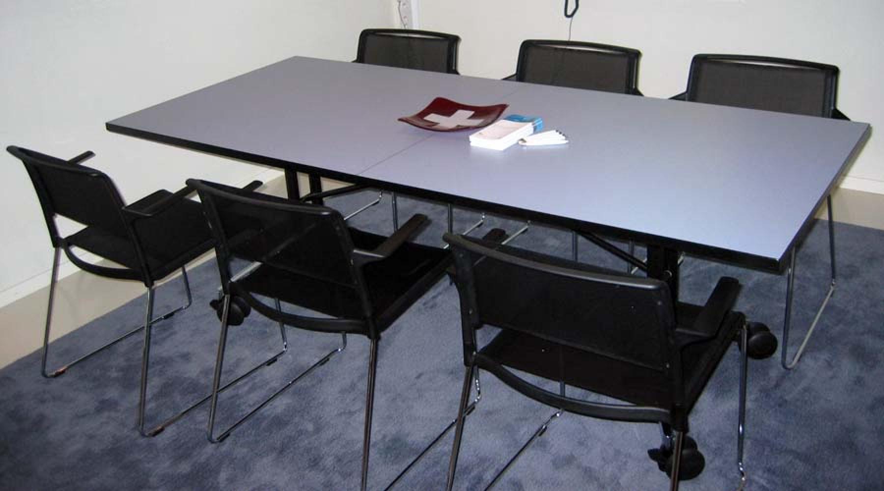 Sex stolar står kring ett avlångt bord i ett av Tysk-Svenska Handelskammarens konferensrum.