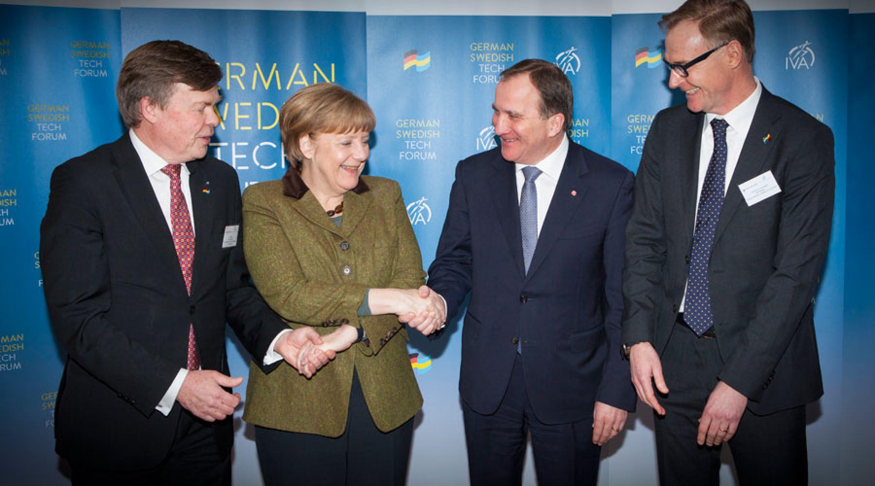 IVA-Geschäftsführer Björn O. Nilsson, Bundeskanzlerin Angela Merkel, Schwedens Ministerpräsident Stefan Löfven und Handelskammer-Präsident Olof Persson vor einer Wand mit dem Logo des German Swedish Tech Forum