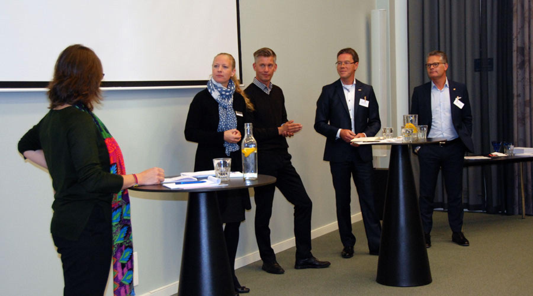 Ninni Löwgren Tischer, Jörgen Kihlgren, Karsten Keller und Niclas Mårtensson auf dem Podium des Seminars; links Moderatorin Karin Bock-Häggmark