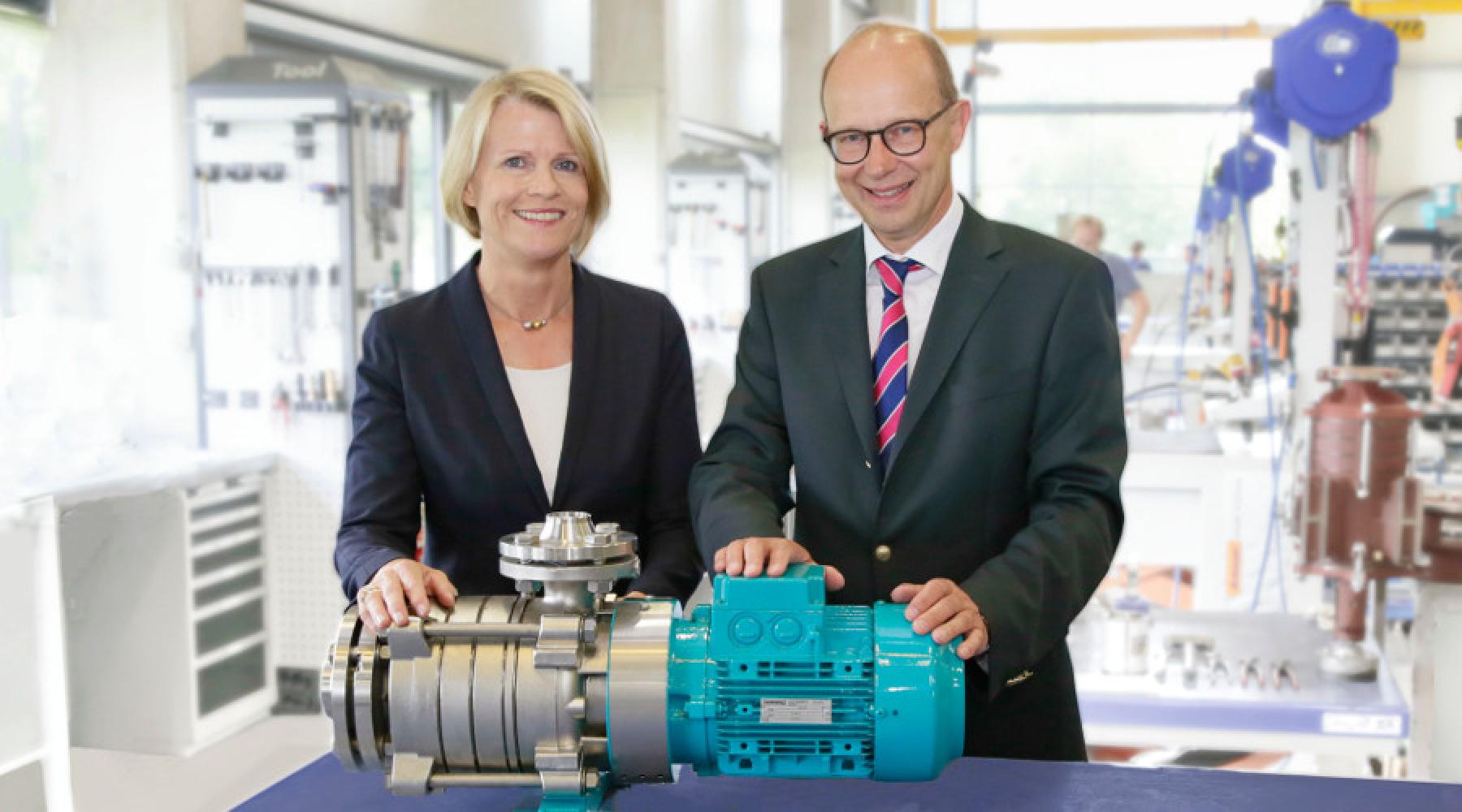 Dr. Glenny und Dr. Jürgen Holdhof mit einer Pumpe von Edur