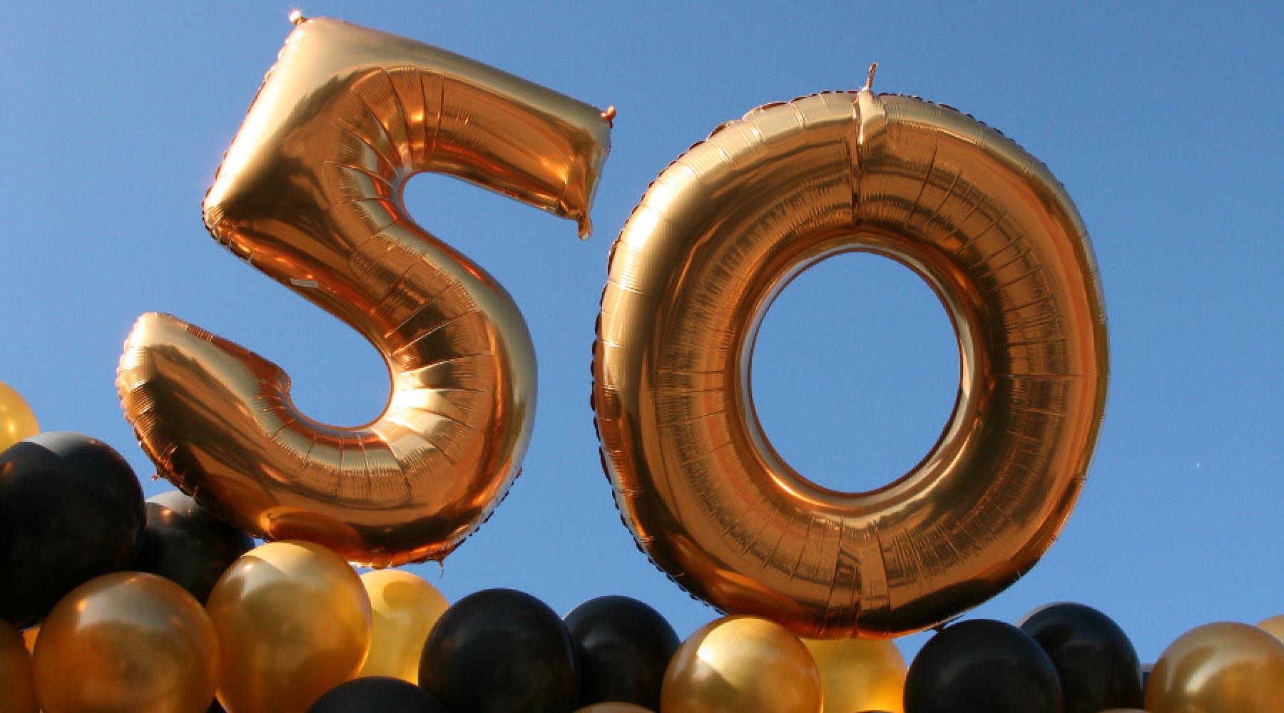 Siffran 50 i form av ballonger i guld