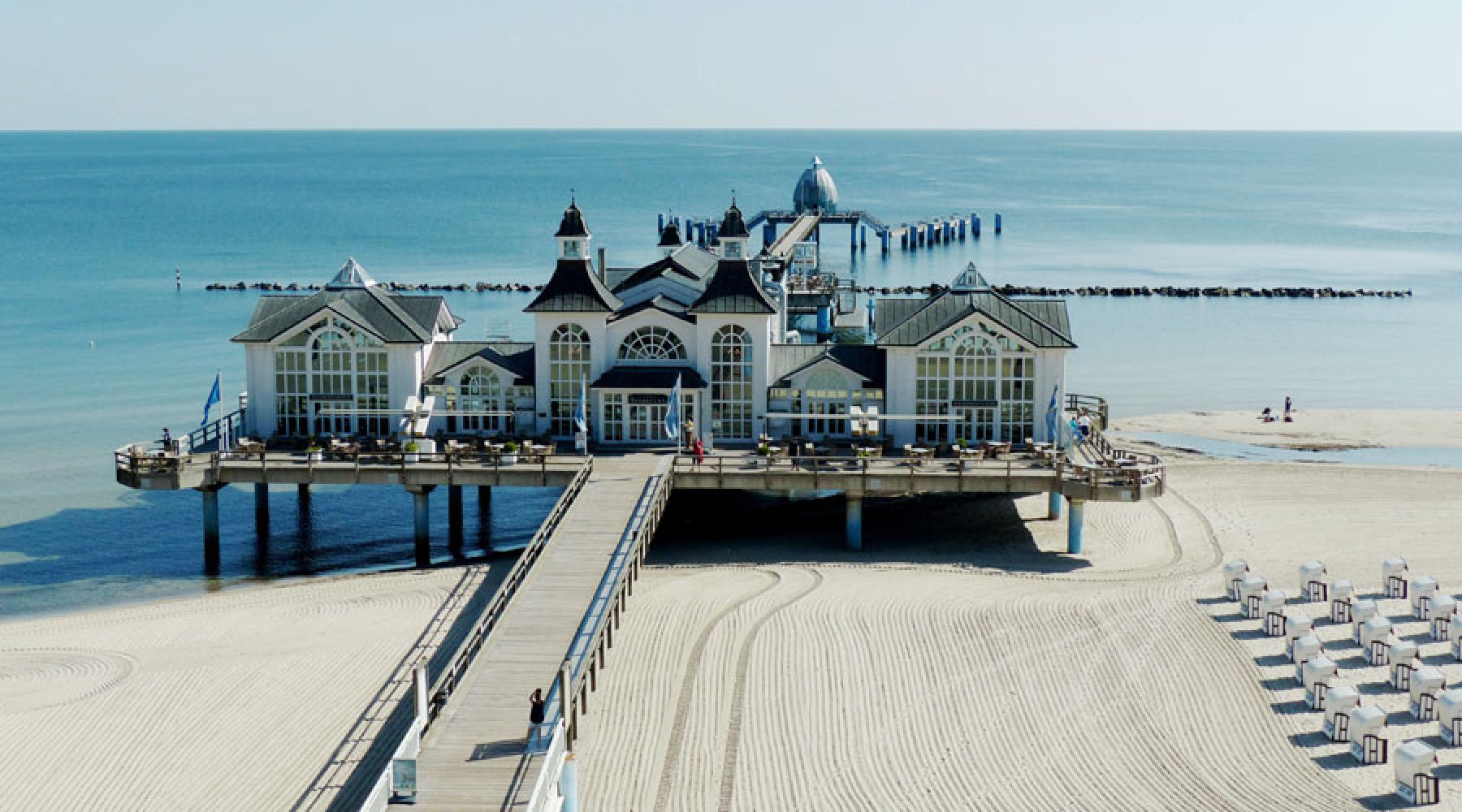 Stranden och piren med restaurang på i Sellin på Rügen