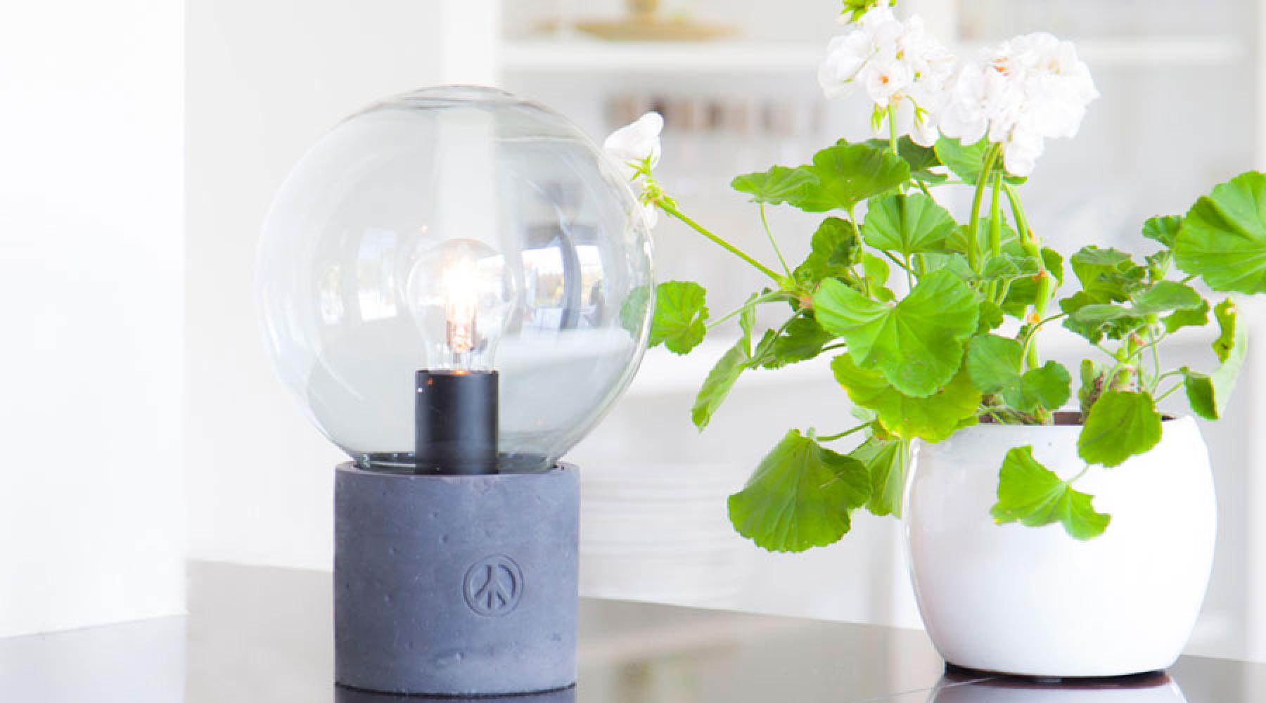 Lampan Peacebubble Betonglampa med runt glas – Peacebubble