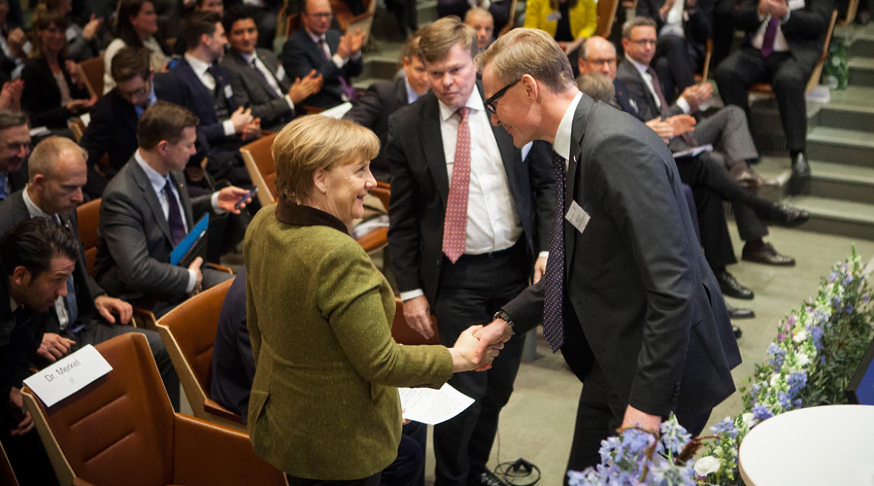 Tysk-Svenska Handelskammarens ordförande Olof Persson tackar Tysklands förbundskansler Angela Merkel på German Swedish Tech Forum