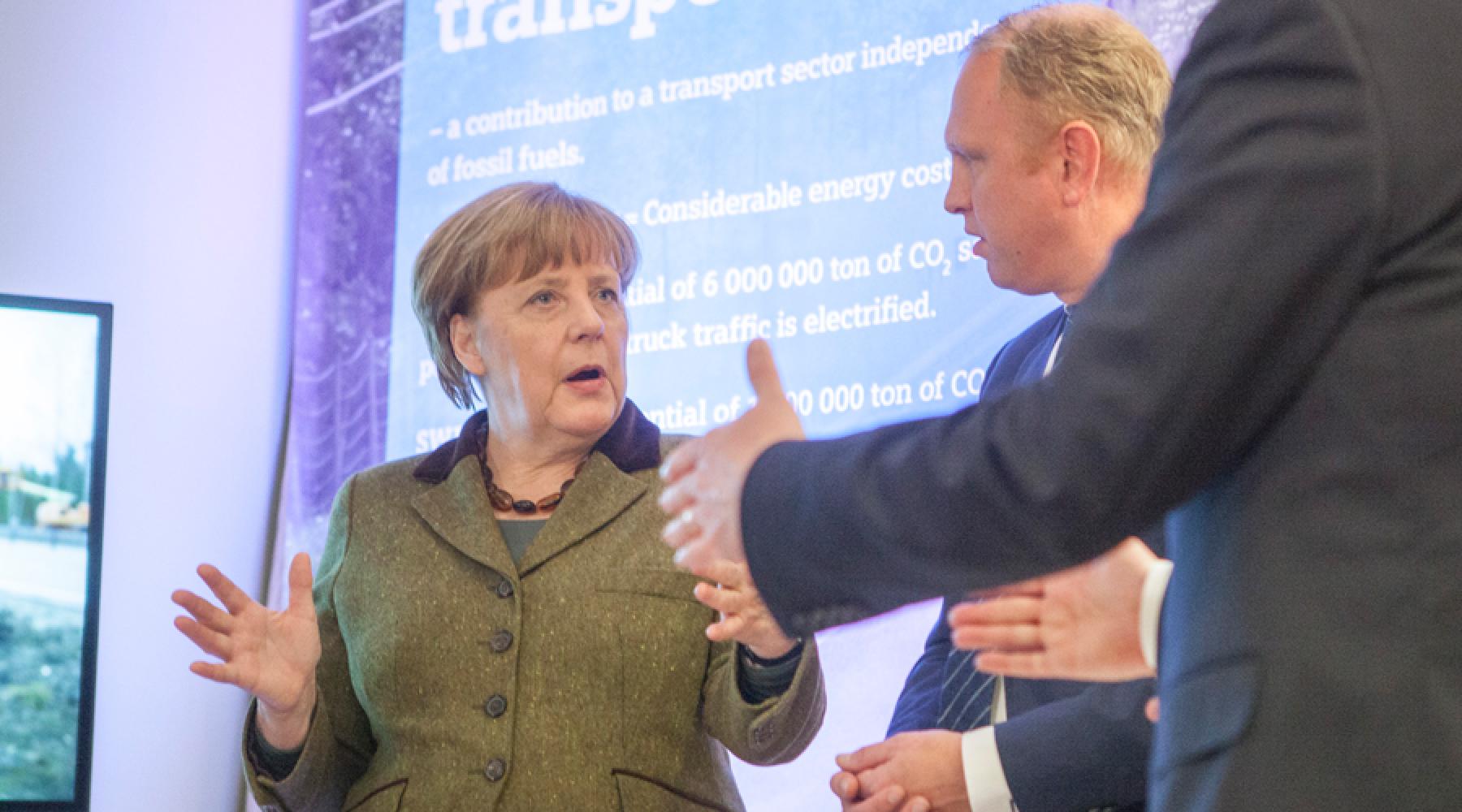 Bundeskanzlerin Angela Merkel im Gespräch mit Scania-Geschäftsführer Henrik Henriksson beim German Swedish Tech Forum