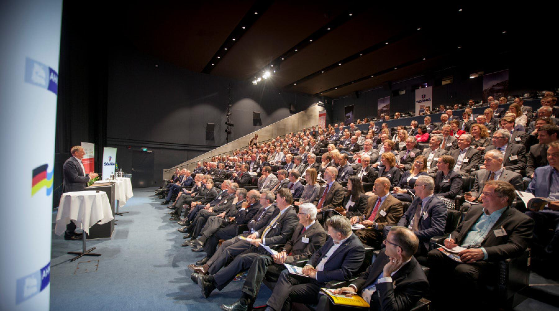 Andreas Renschler vor dem voll besetzten Hörsaal im Stockholmer Filminstitut