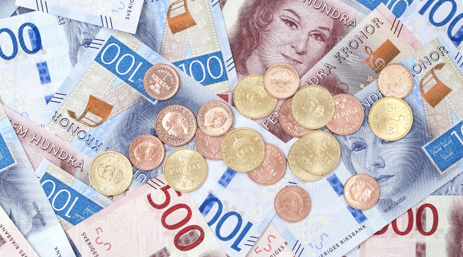 Schwedische 100- und 500-Kronen-Scheine sowie 1-, 2- und 5-Kronen-Münzen
