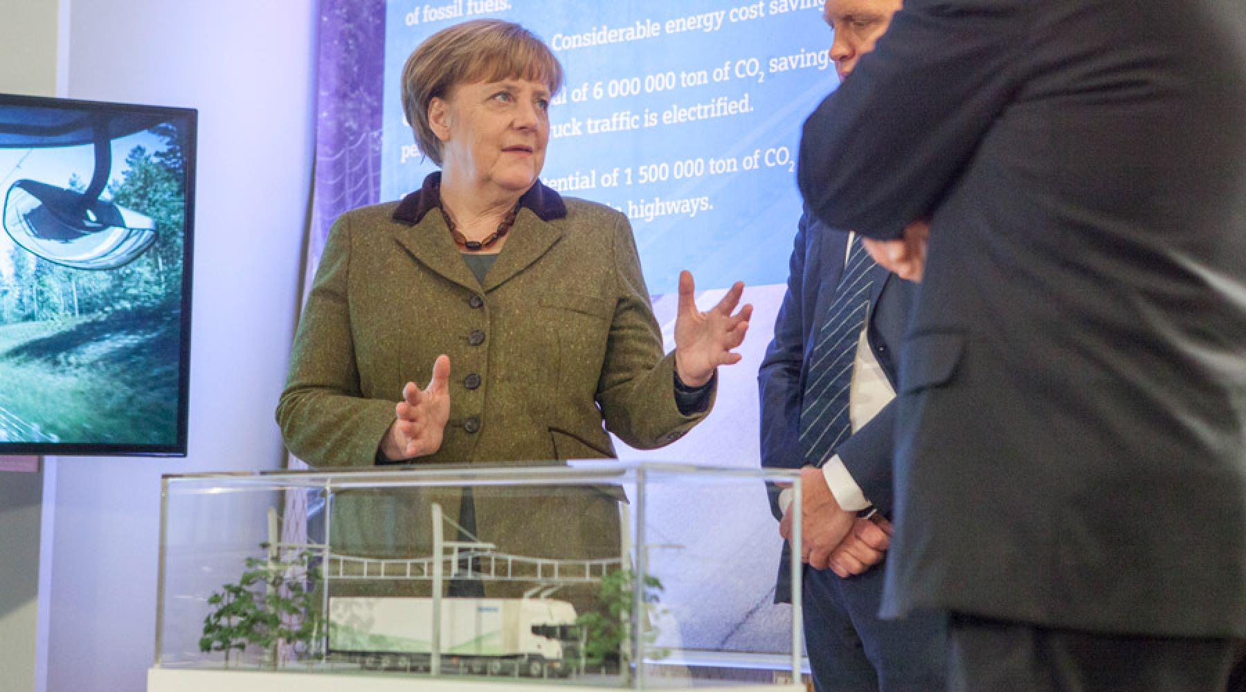 Angela Merkel i Scanias och Siemens monter vid lanseringen av German Swedish Tech Forum