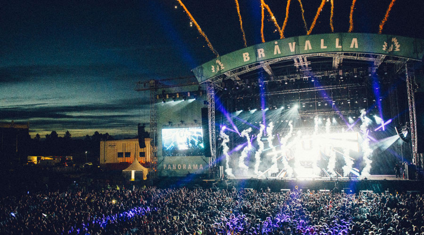 Stora scenen på Bråvallafestivalen med ett publikhav framför och fyrverkerier ovanför