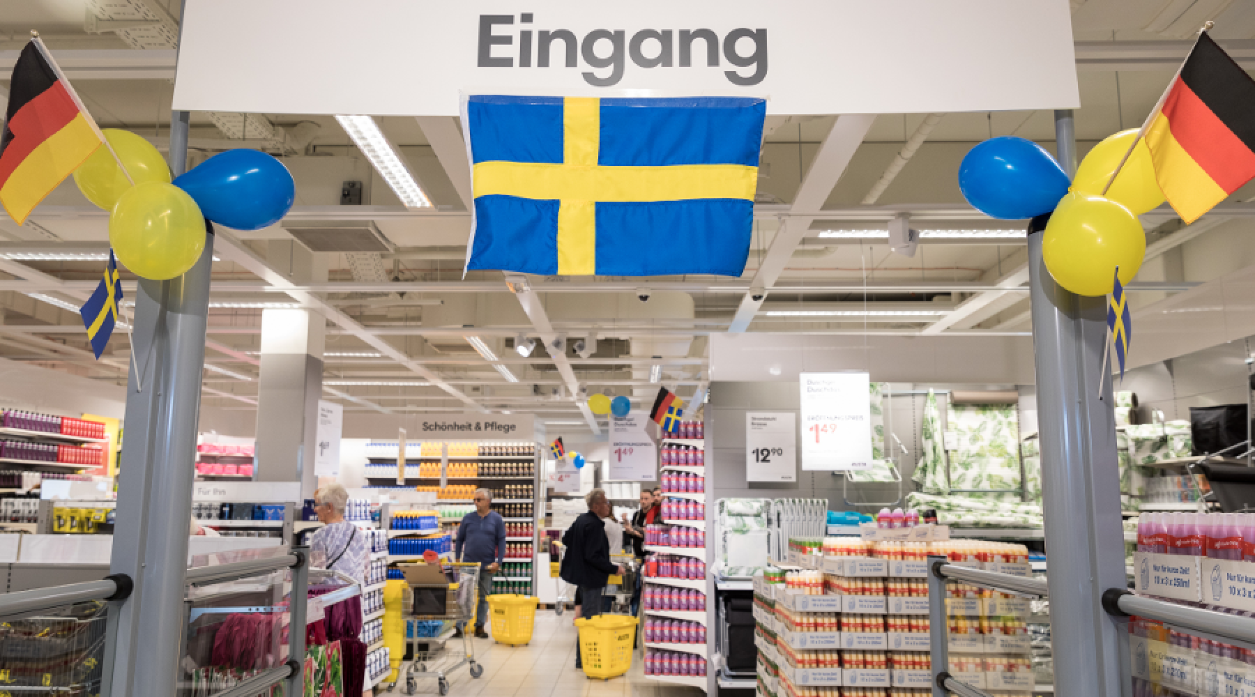 Rustas butik i Lübeck, prydd med svenska och tyska flaggor