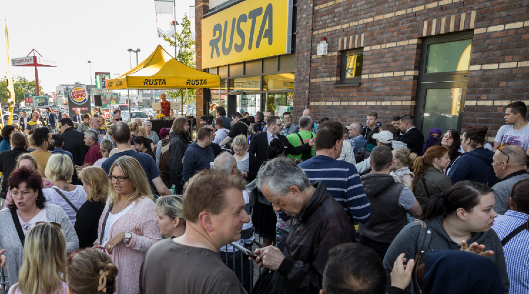 Kön framför Rustas nya butik i Lübeck