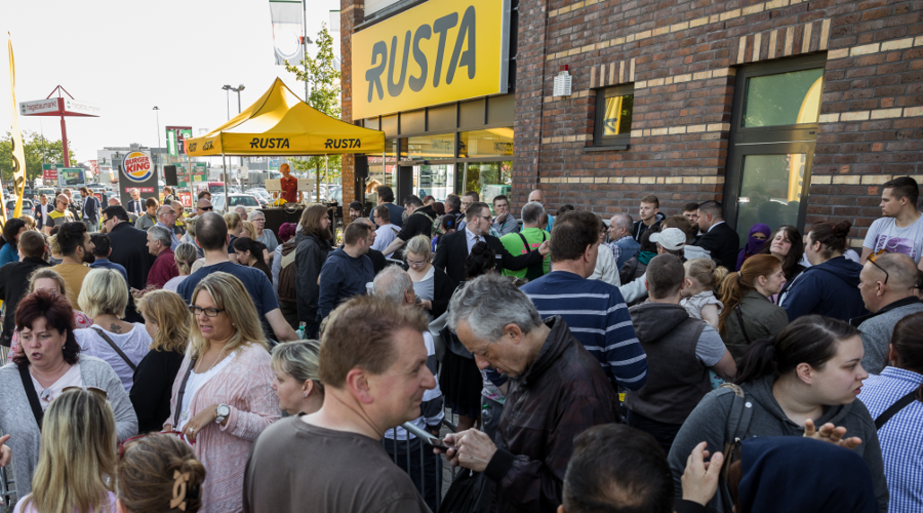 Warteschlange vor der Eröffnung der neuen Rusta-Filiale in Lübeck